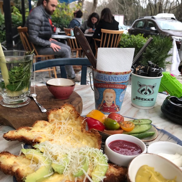 Foto diambil di Brekkie Breakfast Club oleh Müzeyyen K. pada 3/27/2019