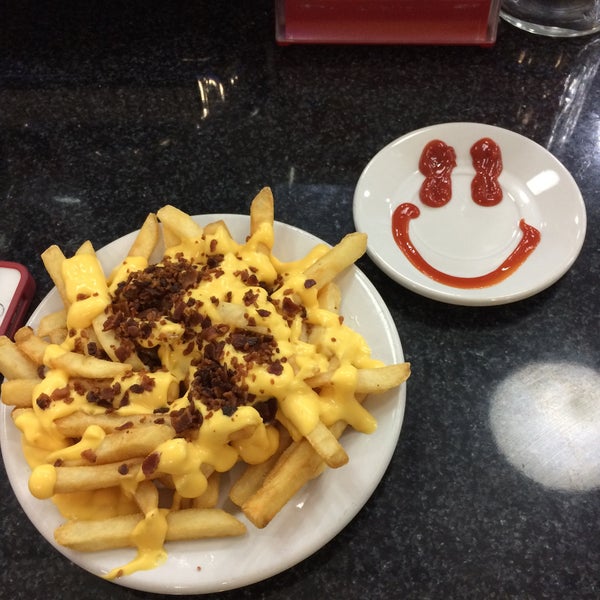 Photo taken at Johnny Rockets by Alberto H. on 5/25/2015