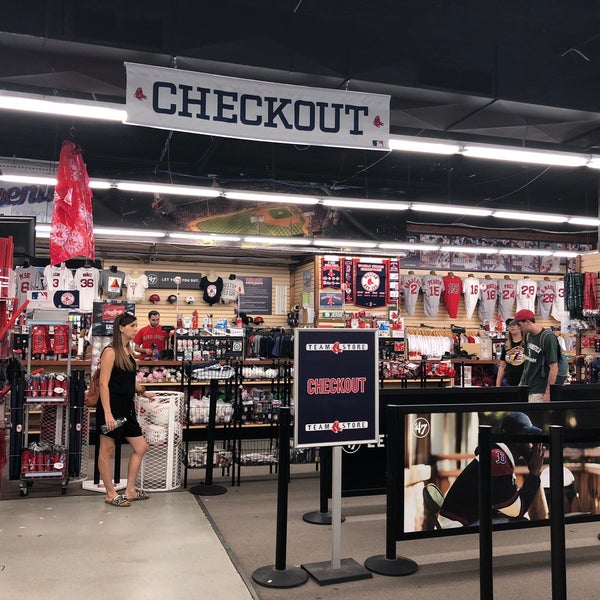 Foto tirada no(a) Red Sox Team Store por Michael L. em 9/2/2018