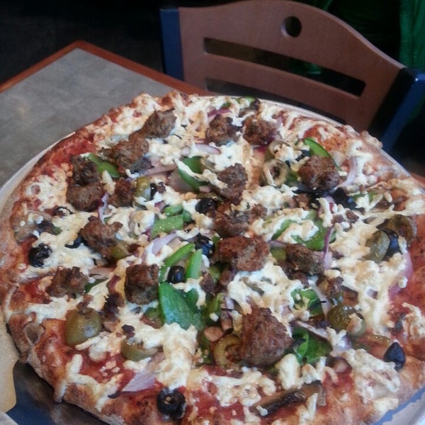 4/22/2013 tarihinde Regina B.ziyaretçi tarafından Pizza Luce'de çekilen fotoğraf