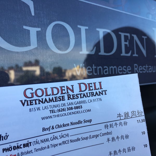 Снимок сделан в Golden Deli Vietnamese Restaurant пользователем Christopher S. 8/26/2019