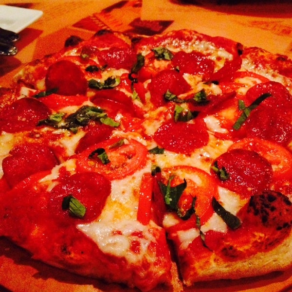 5/18/2014 tarihinde Kimberly L.ziyaretçi tarafından Old Venice Pizza'de çekilen fotoğraf