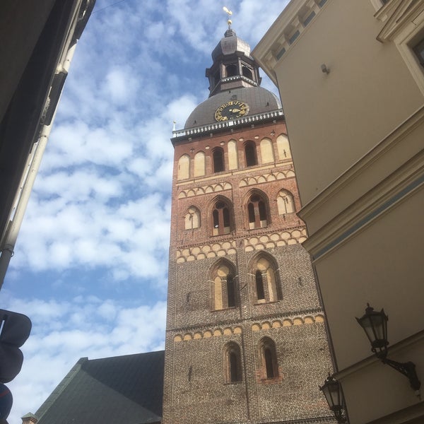 Das Foto wurde bei B-bārs Restorāns von Yaprak K. am 8/18/2017 aufgenommen