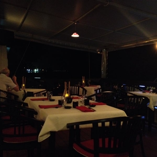 รูปภาพถ่ายที่ Naru Restaurant &amp; Lounge โดย León A. เมื่อ 9/24/2013