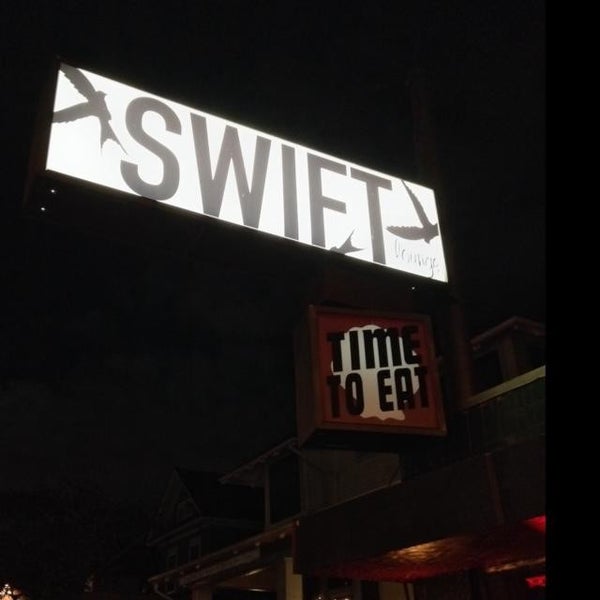 Das Foto wurde bei Swift Lounge von Nick G. am 9/22/2013 aufgenommen
