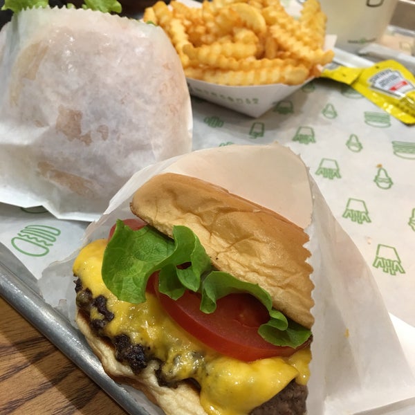 Photo taken at Shake Shack by Agnes T. on 11/8/2017