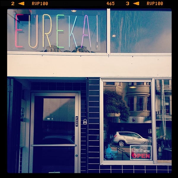 Photo prise au Eureka! Cafe at 451 Castro Street par LettuceEatFood le10/23/2013