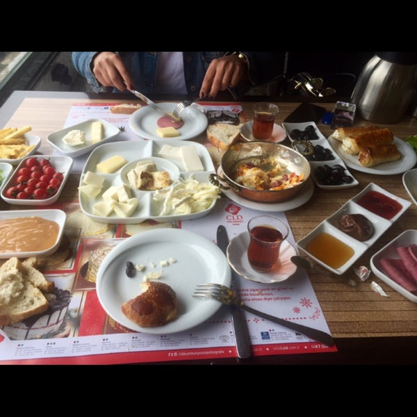 Photo taken at Cumhuriyet Halimbey Restoran by Cem T. on 4/21/2017
