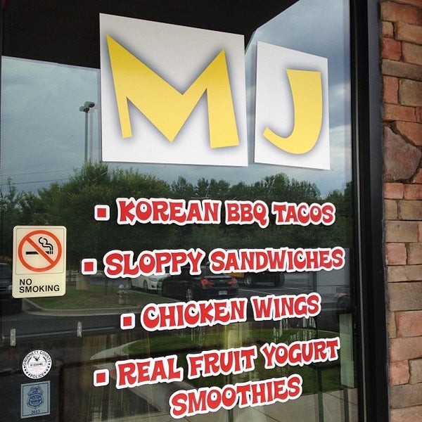 6/30/2013にMy Urban Access Magazine ..がMJ Korean Tacos &amp; Wingsで撮った写真