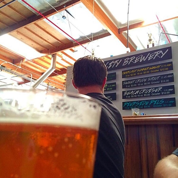 Foto scattata a Beach City Brewery da rth 0. il 9/14/2014