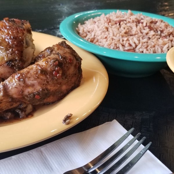 Das Foto wurde bei Pots &amp; Pans Jamaican Cuisine von Stuart S. am 5/26/2019 aufgenommen