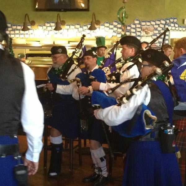 รูปภาพถ่ายที่ Darcys Irish Pub โดย Angie M. เมื่อ 3/15/2013
