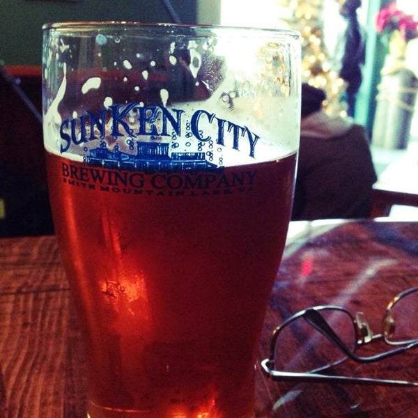 Das Foto wurde bei Sunken City Brewing Company and Tap Room von Sara S. am 12/7/2013 aufgenommen