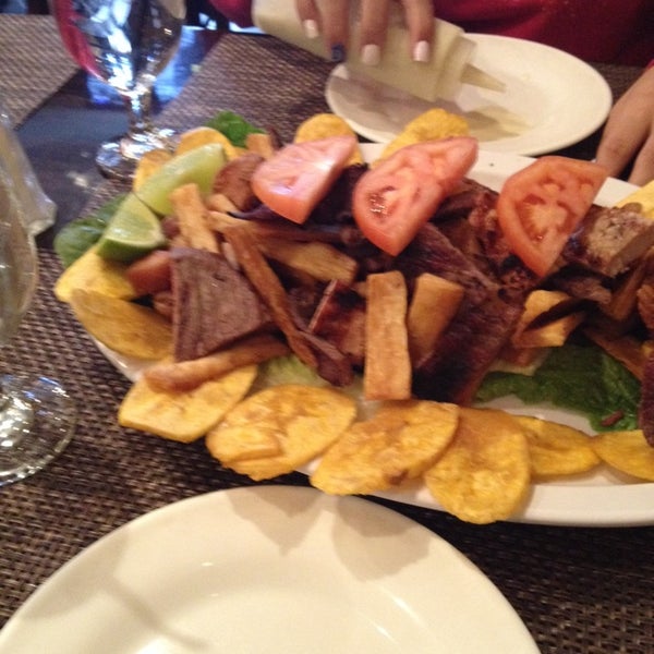 Foto diambil di Tu Casa Restaurant oleh Enrique O. pada 1/25/2014