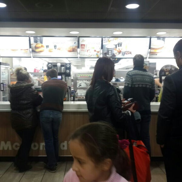 รูปภาพถ่ายที่ McDonald&#39;s โดย Ernesto D. เมื่อ 2/9/2014