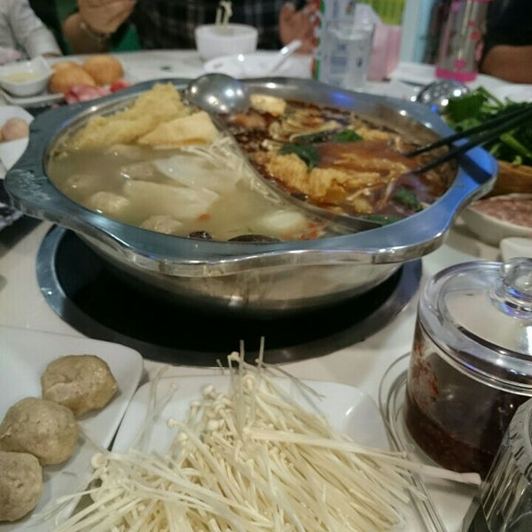 Das Foto wurde bei (小肥羊槟城火锅城) Xiao Fei Yang (PG) Steamboat Restaurant von Ong M. am 10/9/2015 aufgenommen