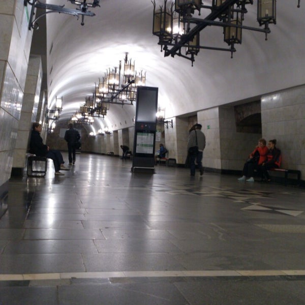 Метро уральская