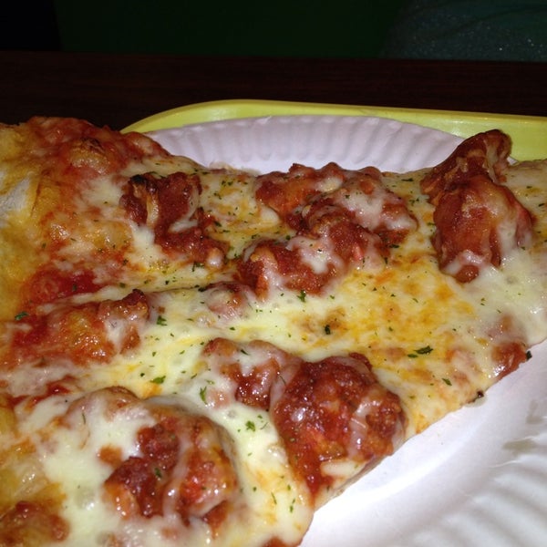 Foto tomada en Gino &amp; Joe&#39;s Famous NY Pizza  por Rose R. el 9/26/2013