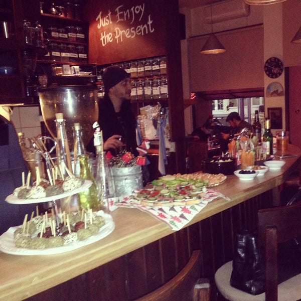 Foto tirada no(a) Cafe Le Petit por Yelda U. em 12/27/2014