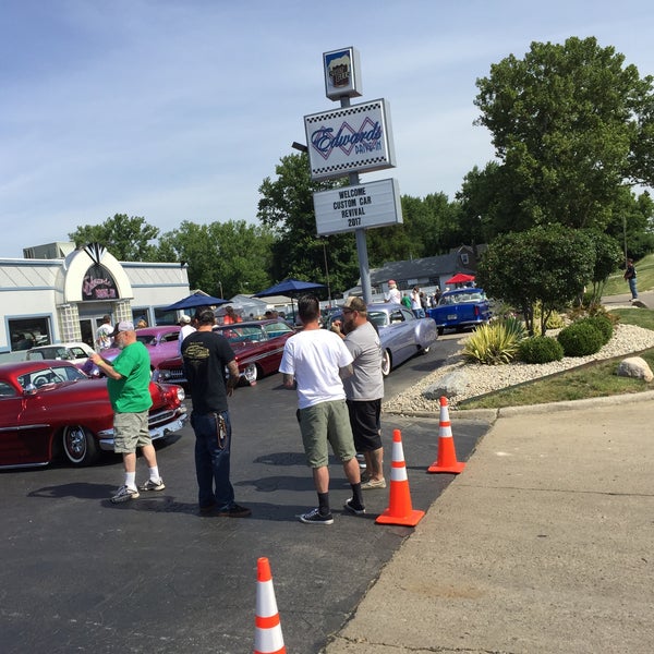 Das Foto wurde bei Edwards Drive-In Restaurant von Paul 🍺⚜🐕 M. am 6/10/2017 aufgenommen