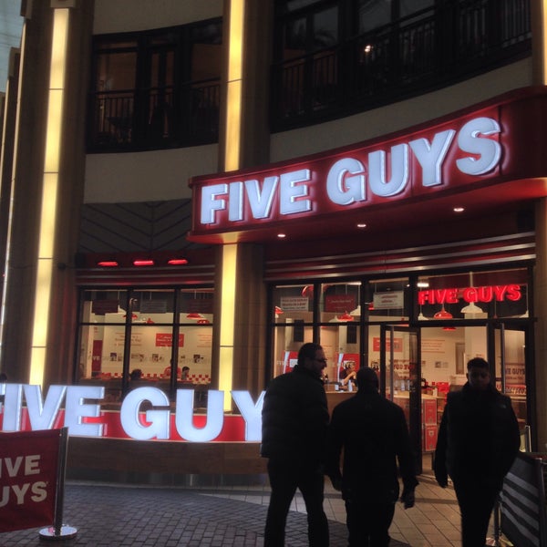 Foto diambil di Five Guys oleh Andrew M. pada 12/19/2014