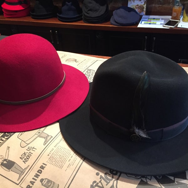 Foto tirada no(a) Goorin Bros. Hat Shop - West Village por Sofia .. em 9/30/2015