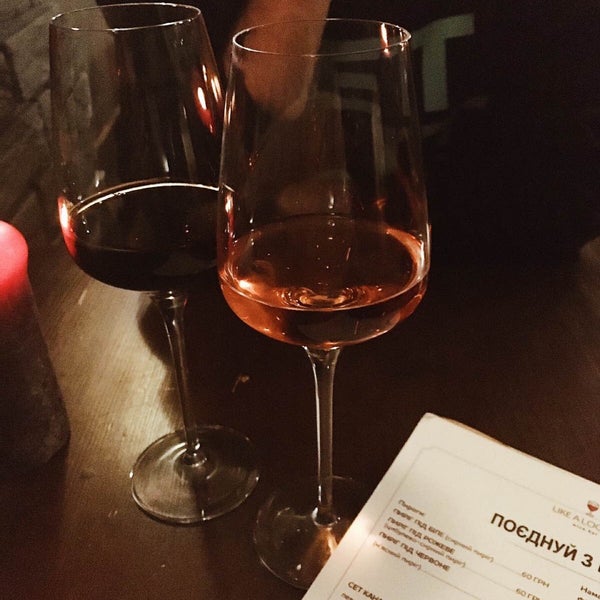 Foto tomada en Like a Local&#39;s wine bar  por Vlad D. el 10/29/2019