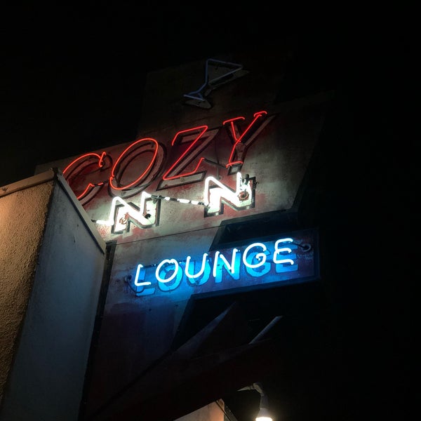 รูปภาพถ่ายที่ Cozy Inn โดย Dan R. เมื่อ 4/8/2018