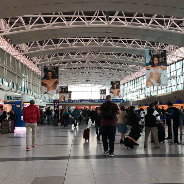 Foto diambil di Aeropuerto Internacional de Ezeiza - Ministro Pistarini (EZE) oleh Dan R. pada 5/19/2018
