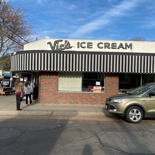 Foto scattata a Vic&#39;s Ice Cream da Dan R. il 12/24/2020