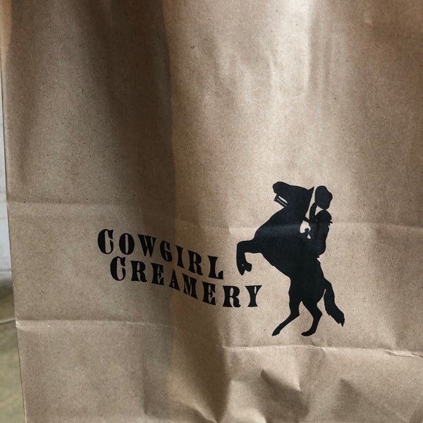 รูปภาพถ่ายที่ Cowgirl Creamery at Pt Reyes Station โดย Dan R. เมื่อ 3/10/2018