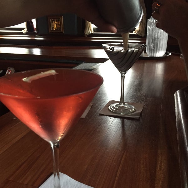 Foto tomada en Marty&#39;s Martini Bar  por Michael C. el 6/20/2015