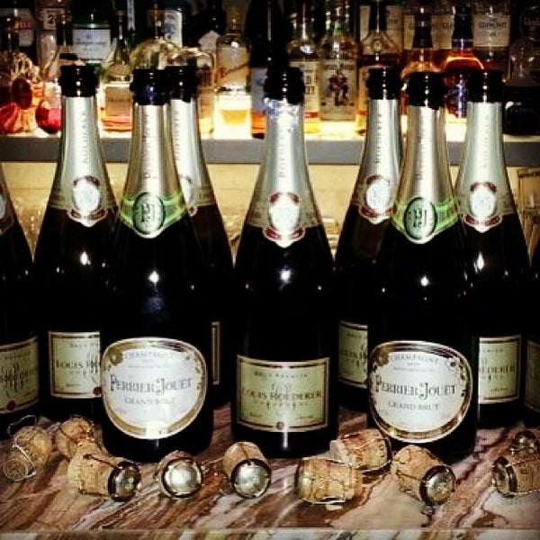Снимок сделан в Flutes Champagne &amp; Cocktail Bar пользователем Sylvia 3/23/2014