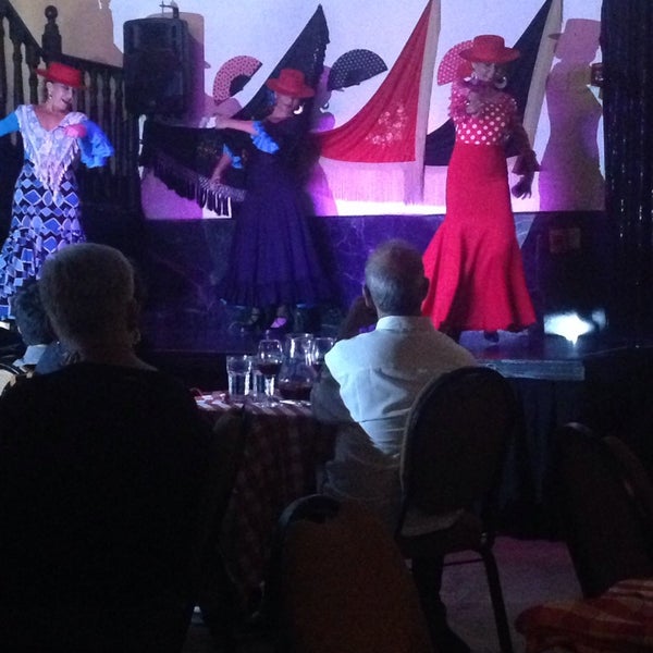 Foto diambil di Triana Tapas &amp; Flamenco oleh Jorge A. pada 1/4/2014