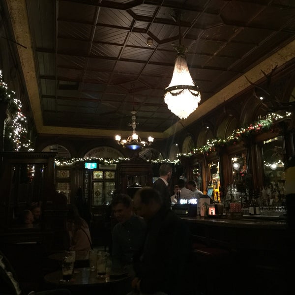 Photo taken at The Stag&#39;s Head by Tomris M. on 12/9/2019