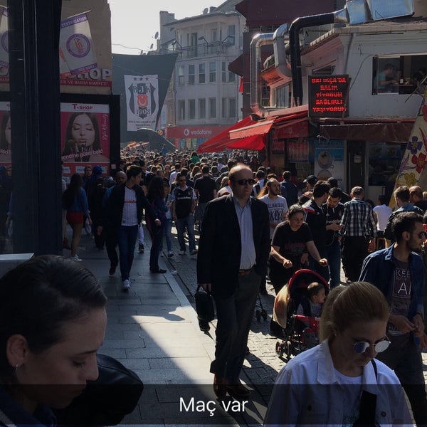 รูปภาพถ่ายที่ Beşiktaş Meydanı โดย Münevver K. เมื่อ 5/20/2017