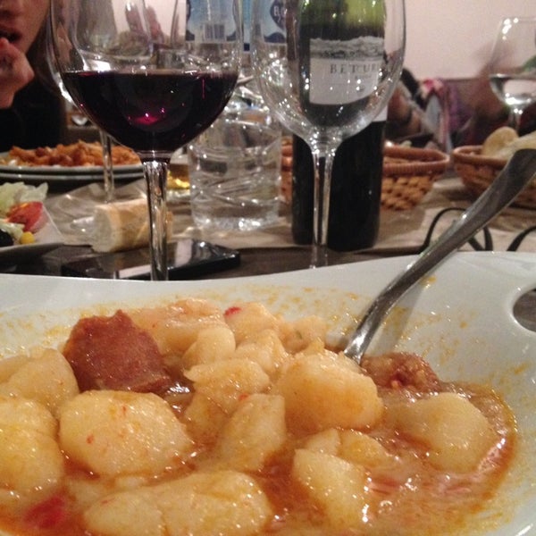 Photo taken at Restaurante El Jarrero by Andiecaso on 4/12/2014