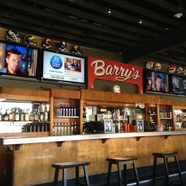 Foto tomada en Barry&#39;s Bar &amp; Grill  por Patrick G. el 2/13/2013