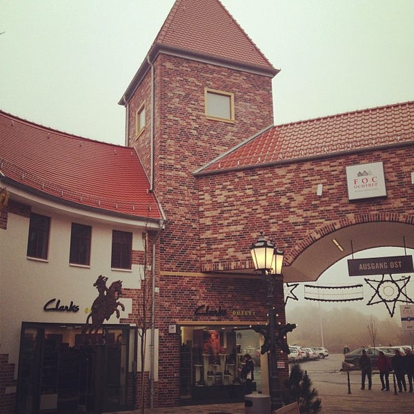 clarks outlet mcarthur glen
