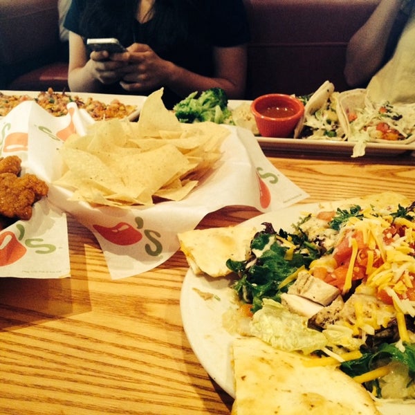 Photo taken at Chili&#39;s Grill &amp; Bar by Katherine A. on 5/8/2014