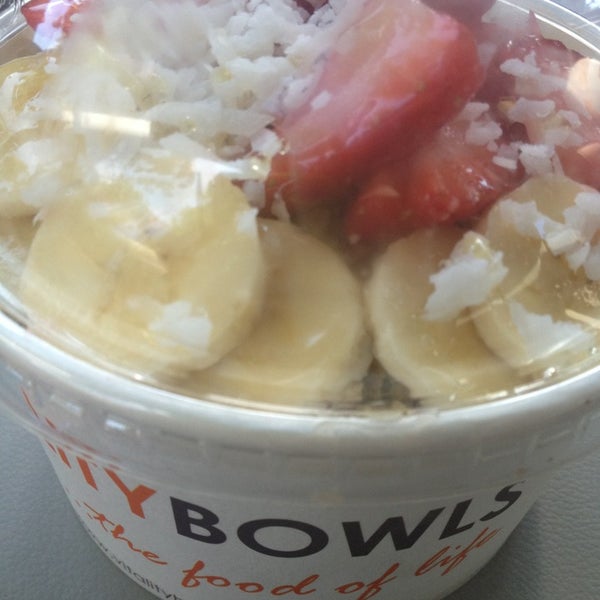 Photo taken at Vitality Bowls by Erica S. on 8/11/2013
