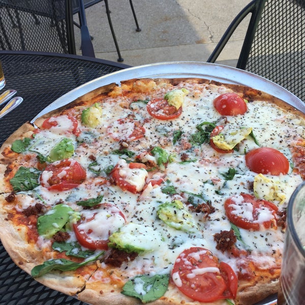Снимок сделан в Byrne&#39;s Grilled Pizza пользователем Reggie 4/13/2016