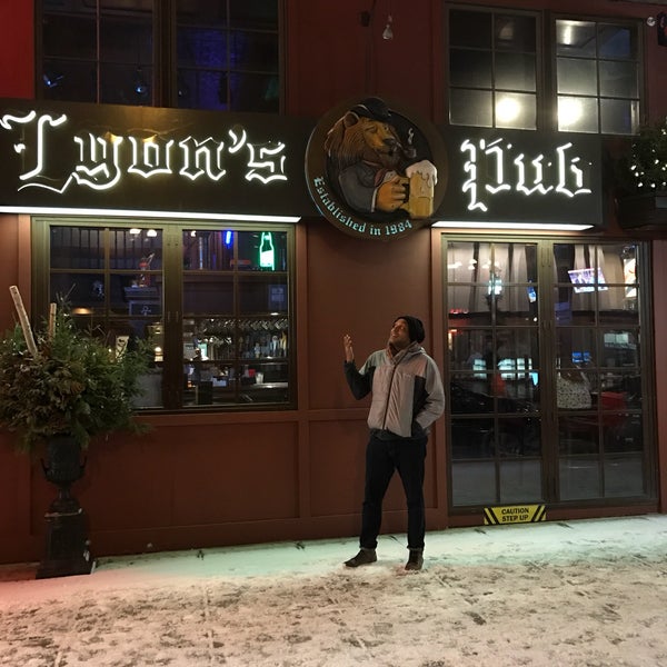 Foto tirada no(a) Lyon&#39;s Pub por Reggie em 1/10/2017