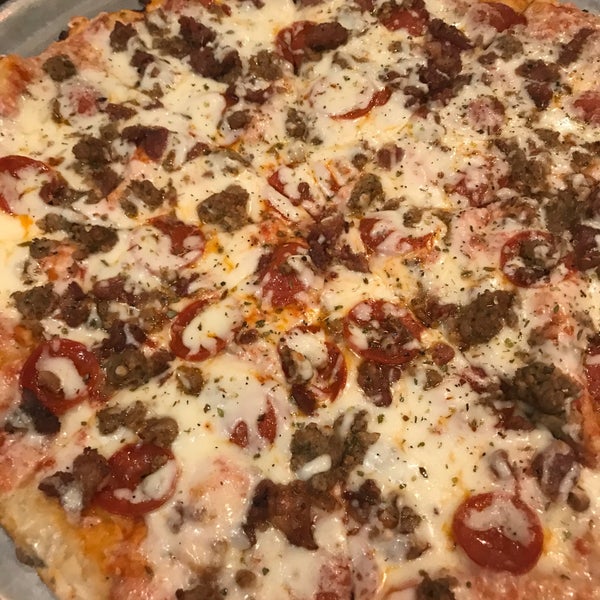 Снимок сделан в Byrne&#39;s Grilled Pizza пользователем Reggie 9/21/2017