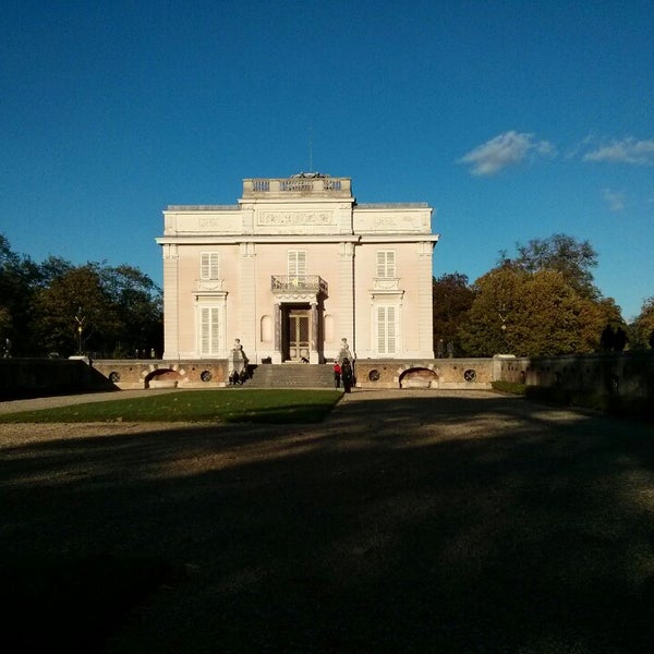 รูปภาพถ่ายที่ Bagatelle Mansion โดย Matt J. เมื่อ 11/10/2013