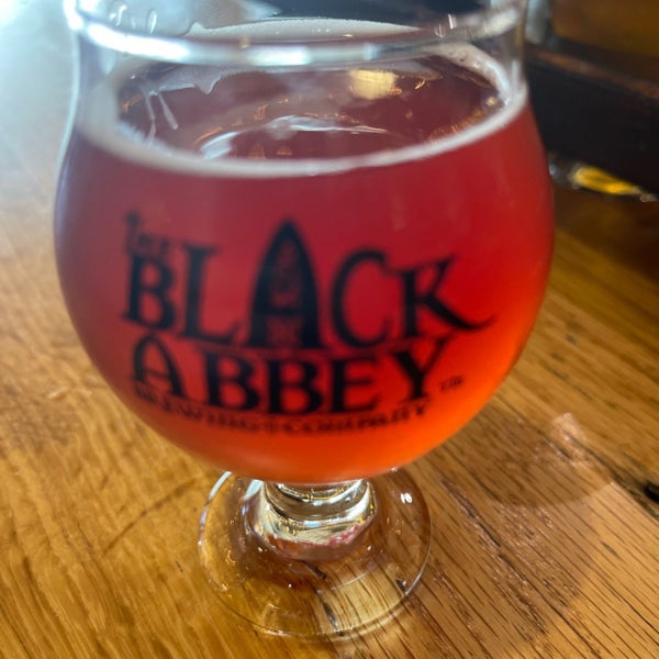 Foto tirada no(a) Black Abbey Brewing Company por Scott B. em 5/31/2021