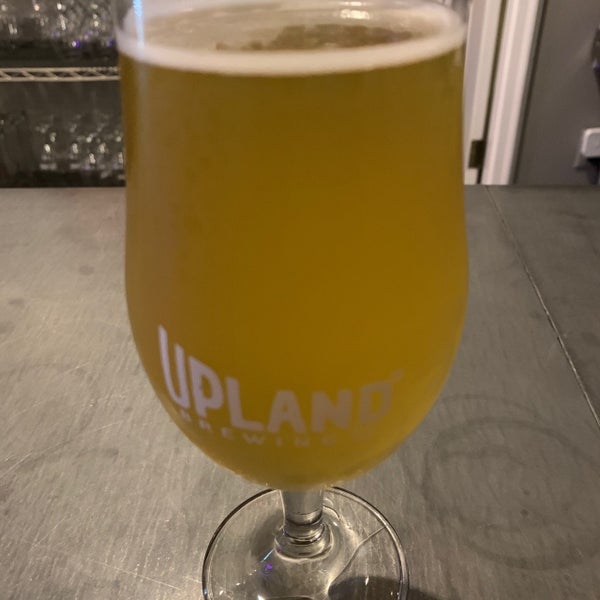 Das Foto wurde bei Upland Brewing Company Tasting Room von Scott B. am 10/12/2019 aufgenommen
