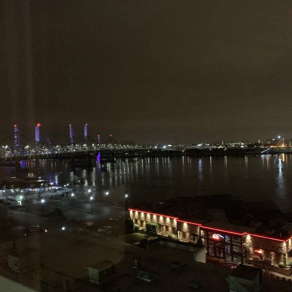 รูปภาพถ่ายที่ Sheraton Louisville Riverside Hotel โดย Scott B. เมื่อ 1/19/2019