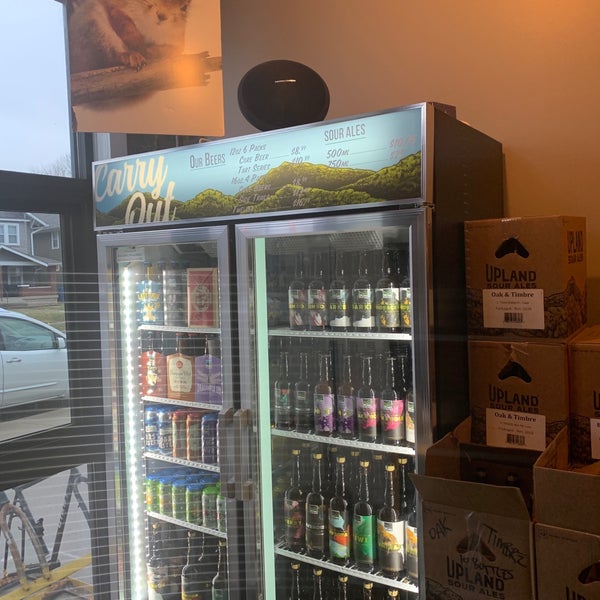 รูปภาพถ่ายที่ Upland Brewing Company Tasting Room โดย Scott B. เมื่อ 3/24/2019