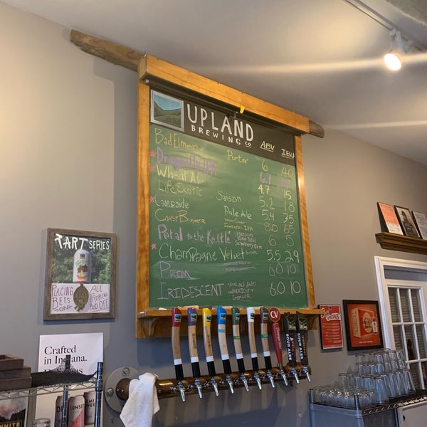 Foto tomada en Upland Brewing Company Tasting Room  por Scott B. el 3/24/2019